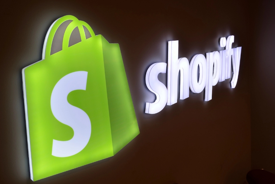Shopify logo op kantoorwand bij bureau voor Shopify webshop op maat