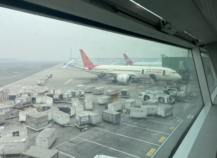 Air India vliegtuig op New Delhi airport, aankomst Lennart voor bezoek aan Studio Ubique team India