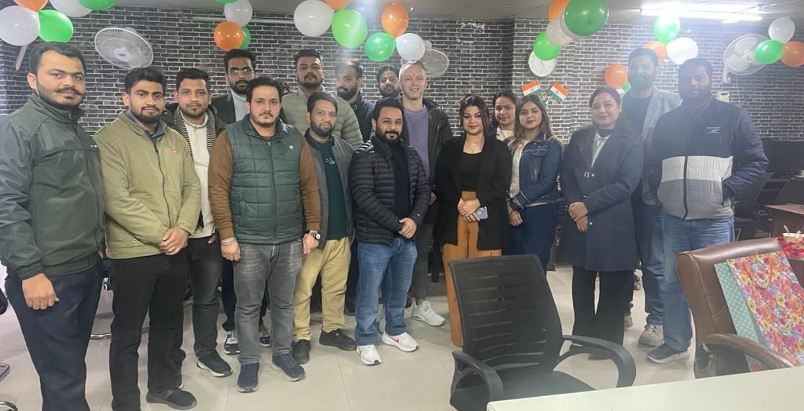 Het volledige internationaal webdesign team van Studio Ubique bijeen op kantoor in Chandigarh India