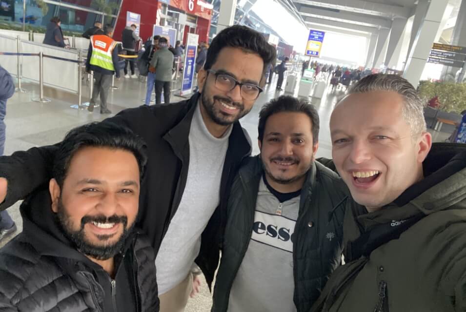 Lennart met Studio Ubique teamleden India bij aankomst op New Delhi airport na negen jaar