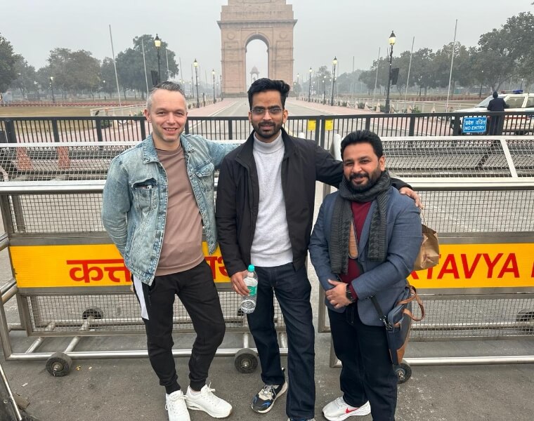 Lennart en Studio Ubique collega's uit India bij de India Gate in New Delhi