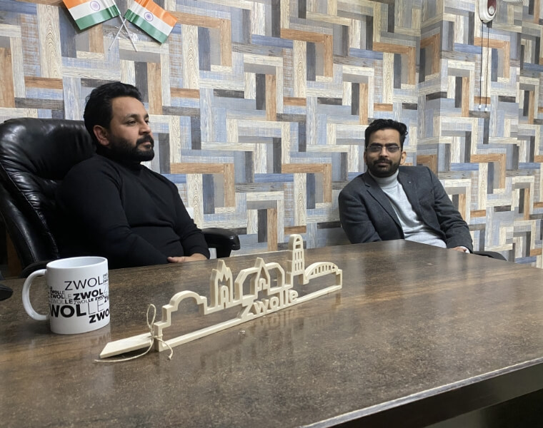 Studio Ubique team India op kantoor in Chandigarh met Zwolle-souvenirs op tafel