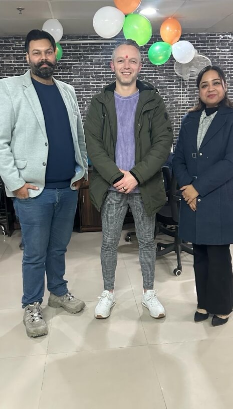 Lennart wordt verwelkomd door Studio Ubique teamleden op kantoor Chandigarh India