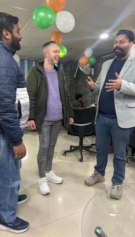 Lennart lacht met collega's bij eerste ontmoeting Studio Ubique team India in Chandigarh