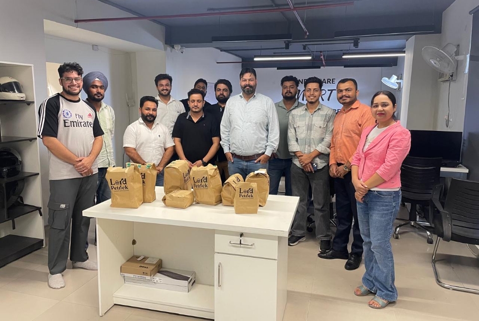 Studio Ubique team India viert samen tijdens teamdiner, geen freelancers maar vaste collega's