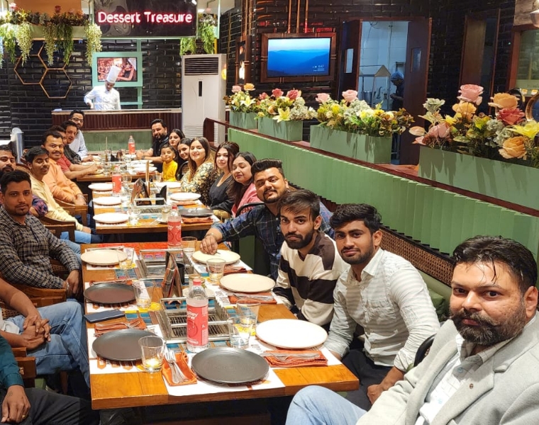 Het volledige Studio Ubique development team India bijeen, bewijs dat software development India meer is dan een uurtarief