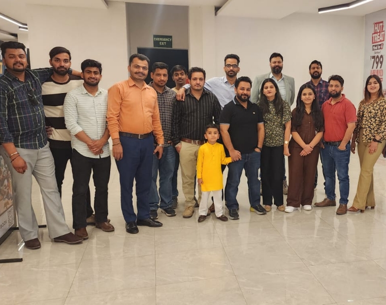 Lennart met het Studio Ubique team India op kantoor Chandigarh, Indiase developers inhuren in de praktijk