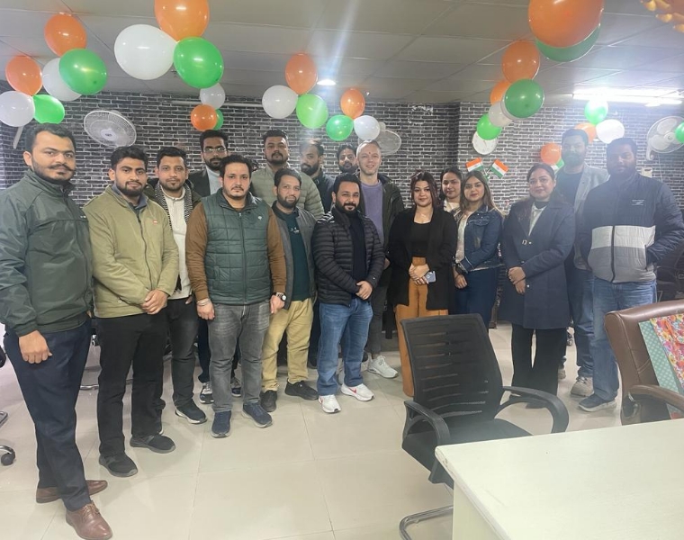 Lennart en Studio Ubique collega's India bij de India Gate New Delhi tijdens eerste teambezoek