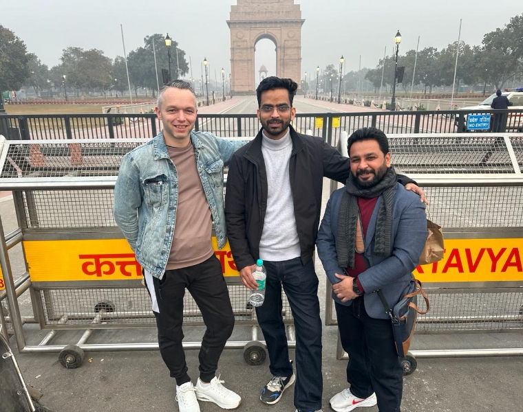 Lennart en Studio Ubique teamleden India bij aankomst New Delhi airport, tien jaar later eindelijk een handdruk