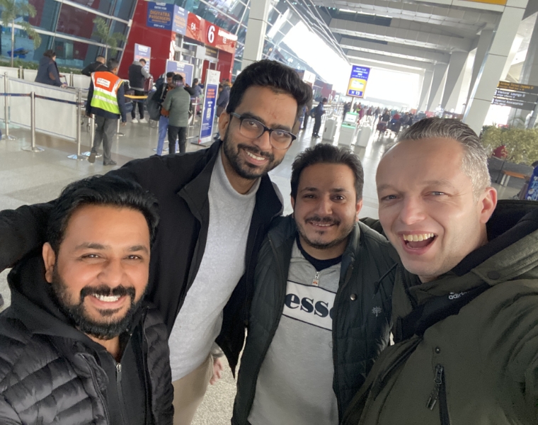 Lennart en collega genieten van chai in India tijdens bezoek aan het Studio Ubique development team