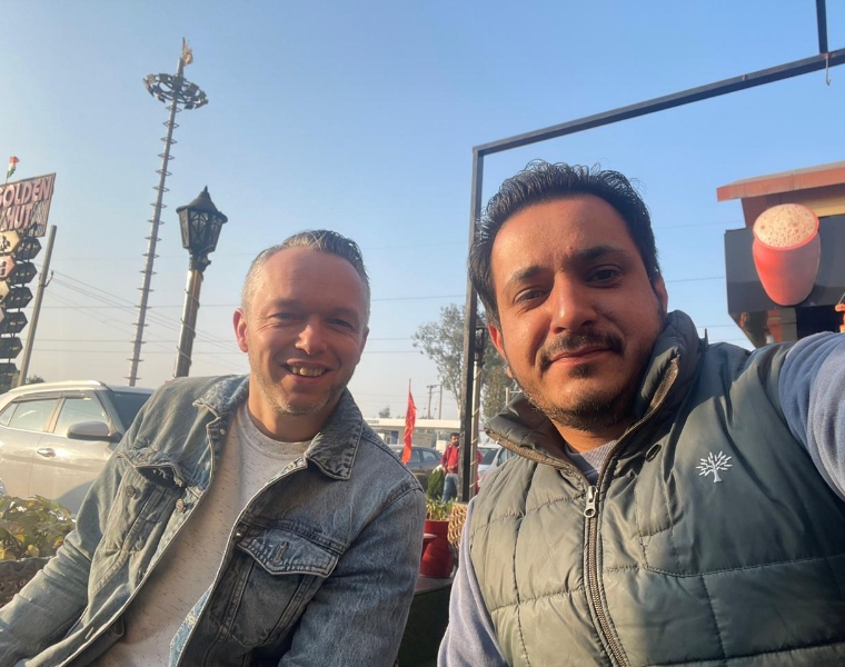 Lennart en collega genieten van chai in India tijdens bezoek aan het Studio Ubique development team