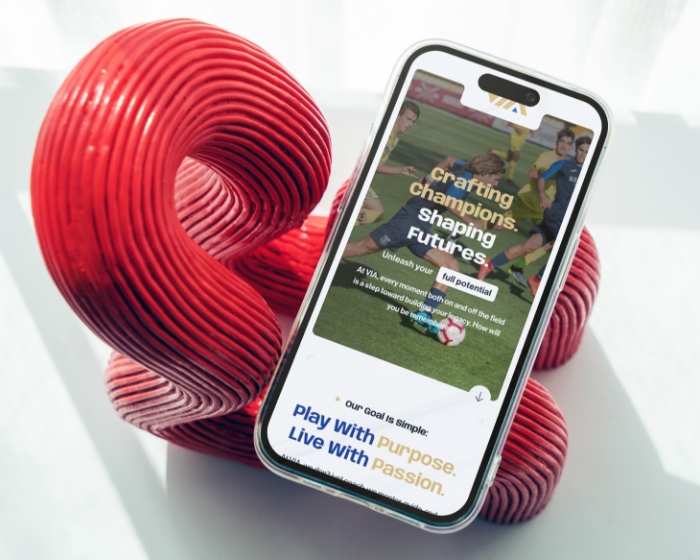 VIA Sports Experiences sportreizen webdesign op mobiel