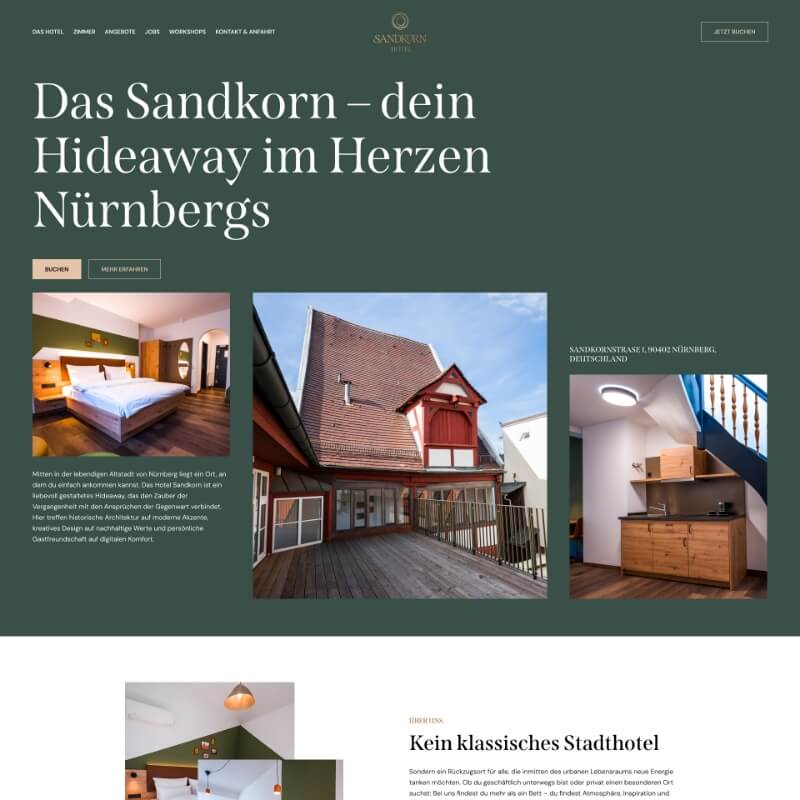 Webdesign hotel Sandkorn desktopweergave, groene hero met serif headline en fotogrid Altstadt Neurenberg