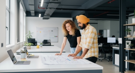 man en vrouw bespreken meertalige website structuur en hreflang op kantoor
