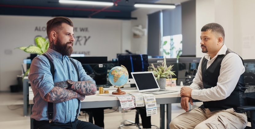 Twee mannen overleggen over internationale e-commerce strategie aan bureau