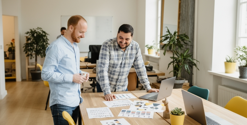 twee designers bespreken lettertype kiezen voor webdesign en type scale opties