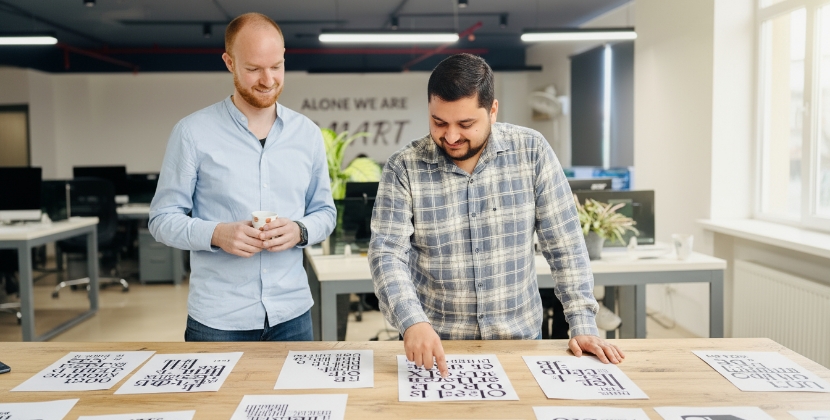 twee mannen vergelijken letterfamilies voor typografie webdesign project