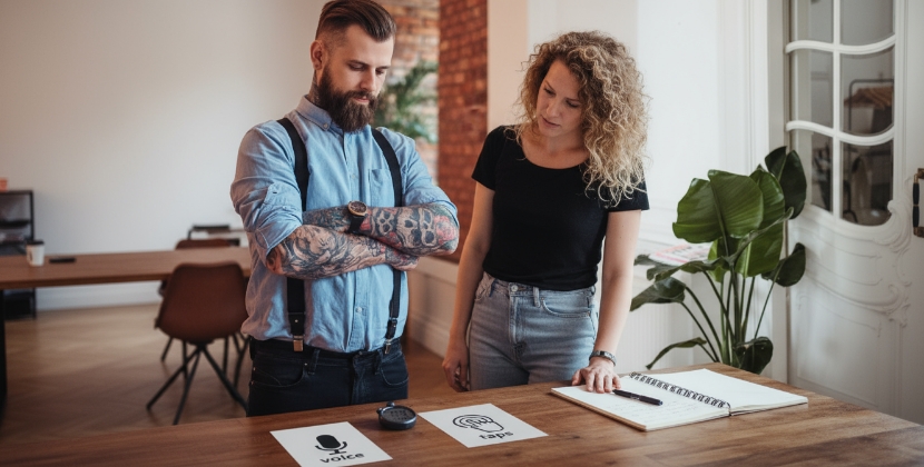 man en vrouw vergelijken voice user interface en touch-pad ontwerp voor app