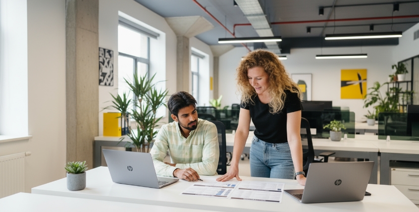 man en vrouw reviewen websitebeveiliging maatregelen op laptop