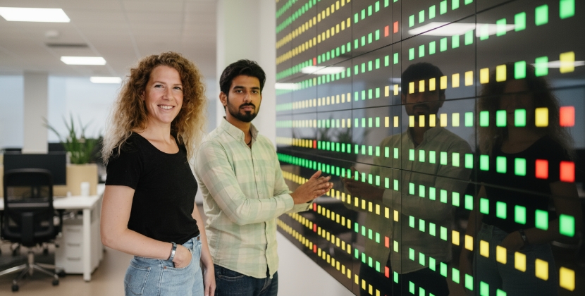 team monitort websitebeveiliging status op groot beveiligingsdashboard