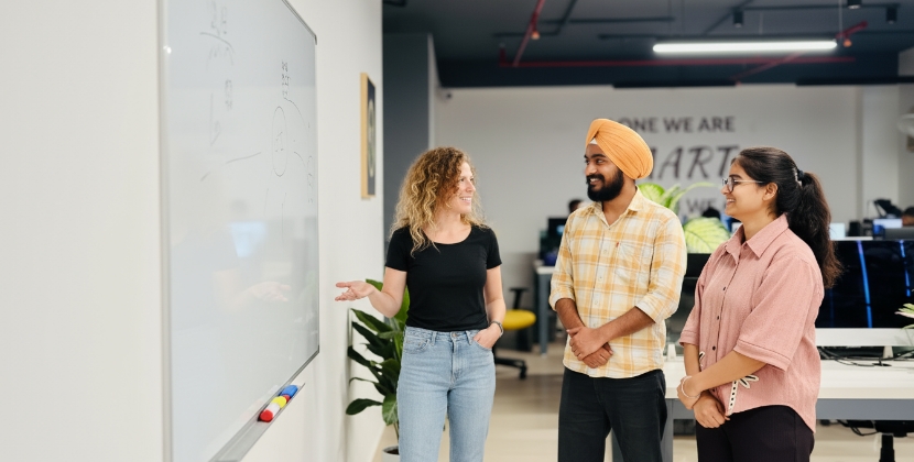 team bespreekt OWASP API security best practices bij whiteboard