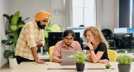 team bespreekt API security best practices op laptop in kantoor