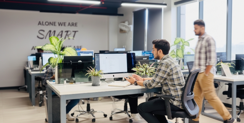 Kantoorteam aan het werk tijdens development en conversieoptimalisatie