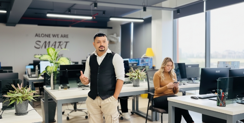 Team op kantoor bespreekt development, UX en conversies