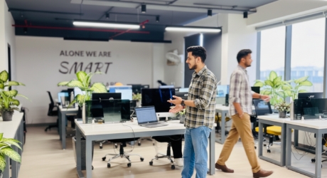 Developer in kantooromgeving bij artikel over verantwoordelijkheid voor conversie