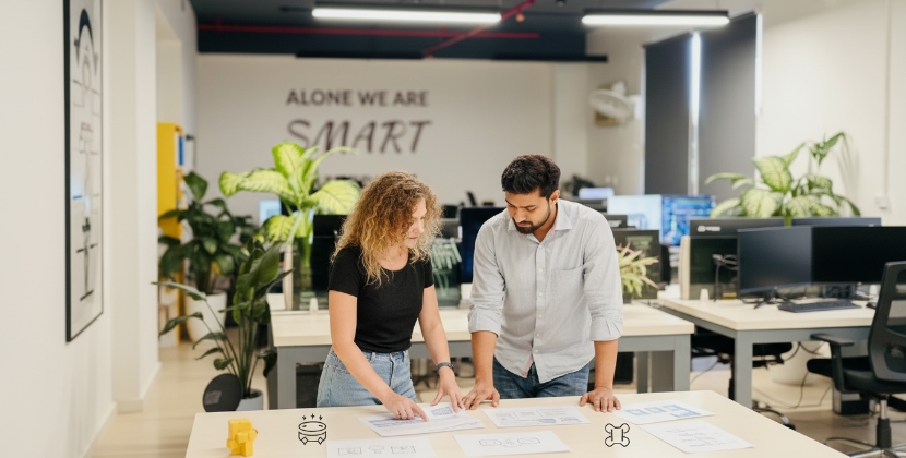 man en vrouw bespreken fintech backend architectuur en betaalbeveiliging