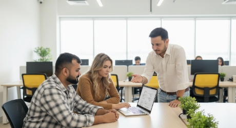 team bespreekt website migratie SEO stappenplan op kantoor