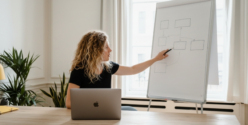 Designer mapt sitestructuur op whiteboard voor technische SEO-audit