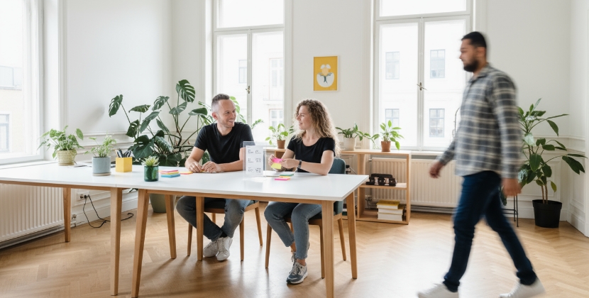 UX team werkt aan SaaS onboarding stappen met sticky notes op tafel