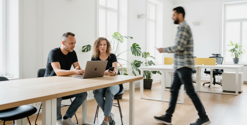 team bespreekt UX design verbeteringen voor SaaS platform met laptop