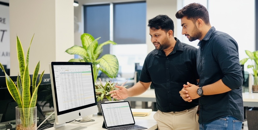 Developers reviewen productdata en veldmapping bij WooCommerce naar Shopify migreren