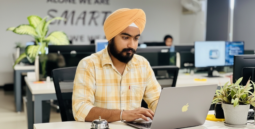 Developer analyseert gebruikersretentie metrics voor mobiele app op MacBook