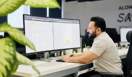Custom recruitment website replacing long forms with fast mobile applications to cut drop offs
