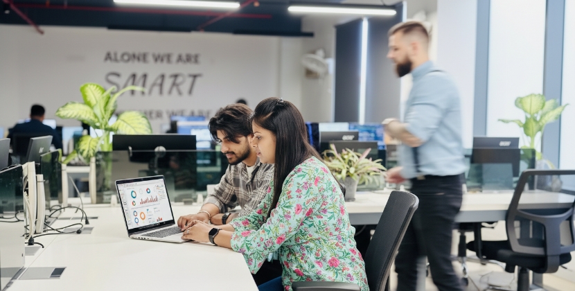 Studio Ubique development team bespreekt Core Web Vitals analyse op laptop in Chandigarh