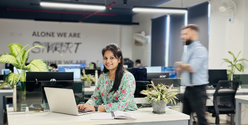 Developer controleert Core Web Vitals resultaten op tablet in Studio Ubique development office