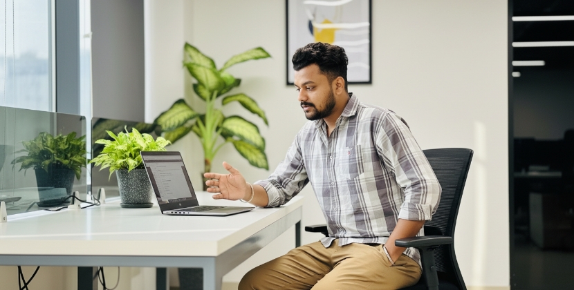 Studio Ubique team werkt aan lokale SEO-checklist voor klanten op laptop