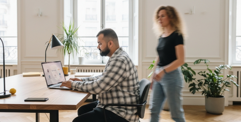 SEO-specialist werkt aan strategie om te ranken in AI zoekresultaten