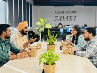 Development team van Studio Ubique in India tijdens een projectoverleg