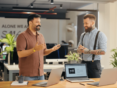 Developers van Studio Ubique werken samen aan web development projecten