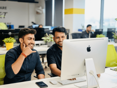 Front-end en back-end developers van Studio Ubique werken samen aan een applicatie