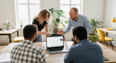 Team overlegt over aanpak om negatieve zoekresultaten te verwijderen bij laptop