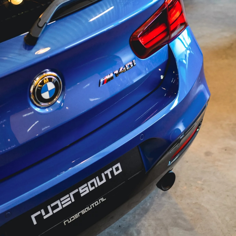 Rijdersauto BMW M140i blauw achterbumper detail Elburg