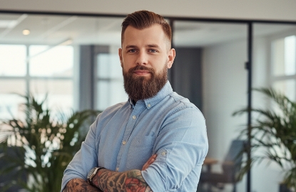 Portret van Milan, teamlid van Studio Ubique, in een moderne werkruimte