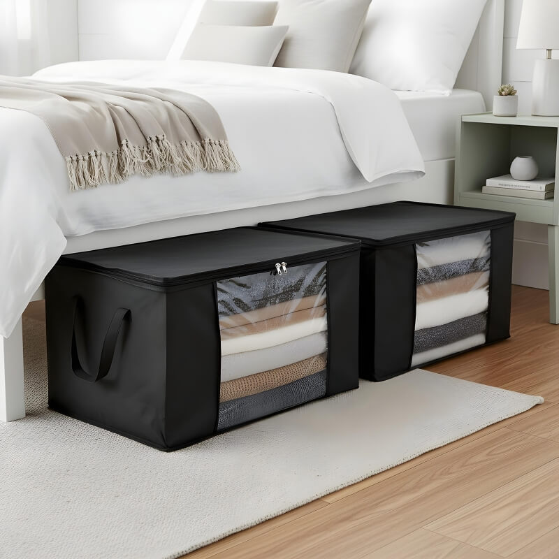 AI lifestyle productfotografie voor webshops. Zwarte opbergboxen onder bed met dekens zichtbaar in transparant venster in slaapkamer
