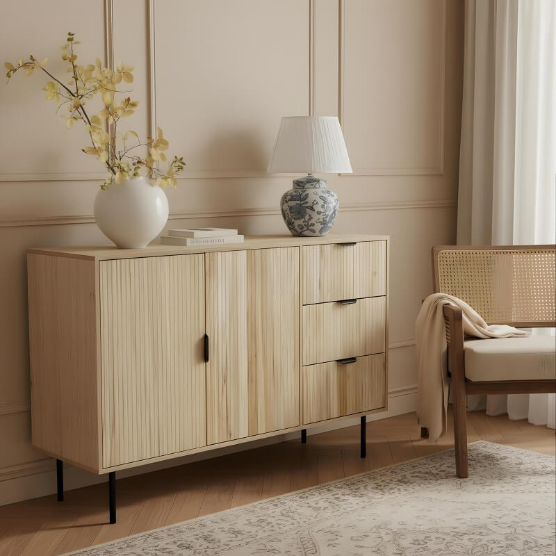 Houten dressoir in interieur met lamp en vaas, AI in-situ product images for ecommerce voor context