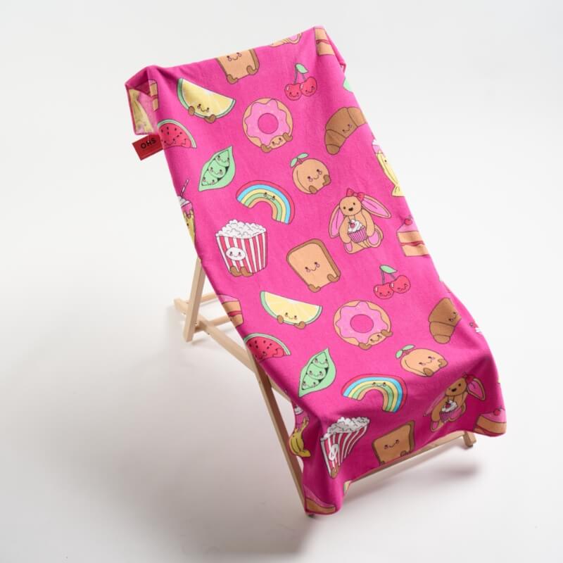 Roze strandlaken op ligstoel in studio-opstelling, AI product image prompts voor variaties per SKU